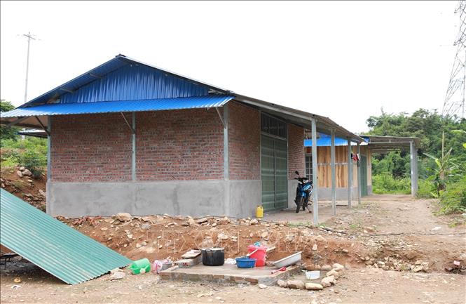 Nhờ chương trình xóa nhà tạm, nhiều hộ nghèo, cận nghèo ở Nậm Nhùn được ở trong những ngôi nhà xây kiên cố, góp phần ổn định cuộc sống. Ảnh: Quý Trung – TTXVN