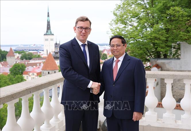 Thủ tướng Phạm Minh Chính và Thủ tướng Cộng hòa Estonia Kristen Michal trước khi hội đàm. Ảnh: Dương Giang-TTXVN 
