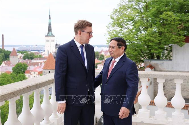 Thủ tướng Phạm Minh Chính và Thủ tướng Cộng hòa Estonia Kristen Michal trước khi hội đàm. Ảnh: Dương Giang-TTXVN 
