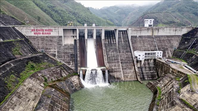 Đập chính của hồ chứa là đập bê tông trọng lực có chiều dài hơn 240m, chiều cao lớn nhất hơn 70m. Ảnh: Tạ Toàn – TTXVN