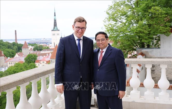 Thủ tướng Phạm Minh Chính và Thủ tướng Cộng hòa Estonia Kristen Michal trước khi hội đàm. Ảnh: Dương Giang-TTXVN 
