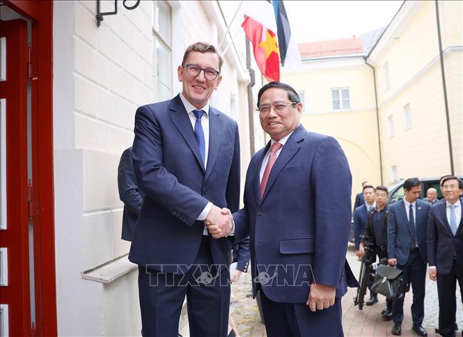 Thủ tướng Cộng hòa Estonia Kristen Michal đón Thủ tướng Phạm Minh Chính. Ảnh: Dương Giang-TTXVN 
