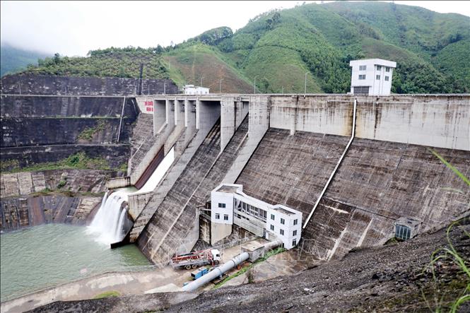 Hồ Ngòi Giành có chức năng tạo nguồn, cấp nước tưới cho 9.690ha đất canh tác, cấp nước nuôi trồng thủy sản và nước sinh hoạt cho khoảng 160.000 người dân. Ảnh: Tạ Toàn – TTXVN