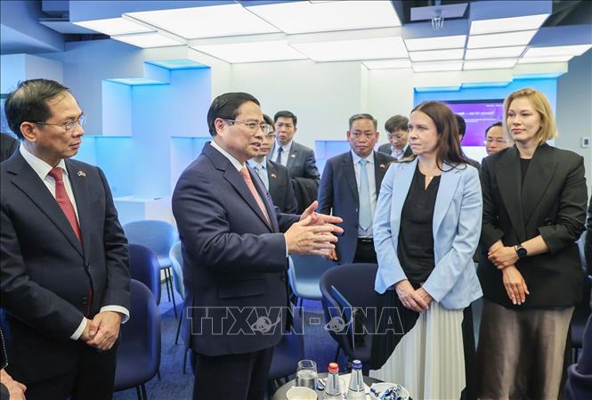 Thủ tướng Phạm Minh Chính thăm trung tâm E-Estonia Briefing Centre. Ảnh: Dương Giang-TTXVN
