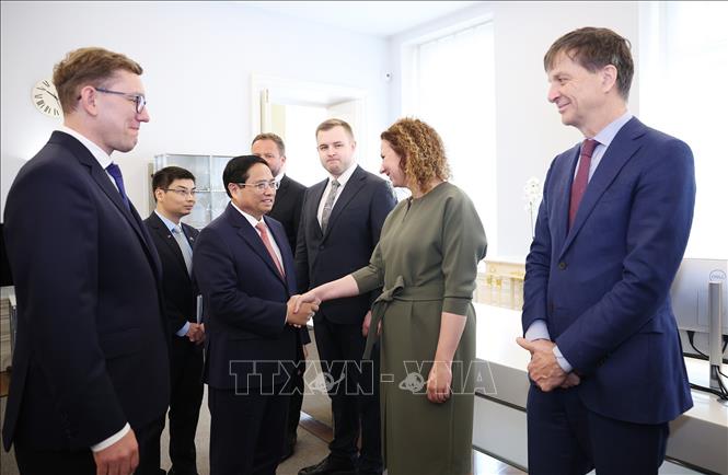 Thủ tướng Cộng hòa Estonia Kristen Michal giới thiệu với Thủ tướng Phạm Minh Chính thành viên đoàn Estonia. Ảnh: Dương Giang-TTXVN 
