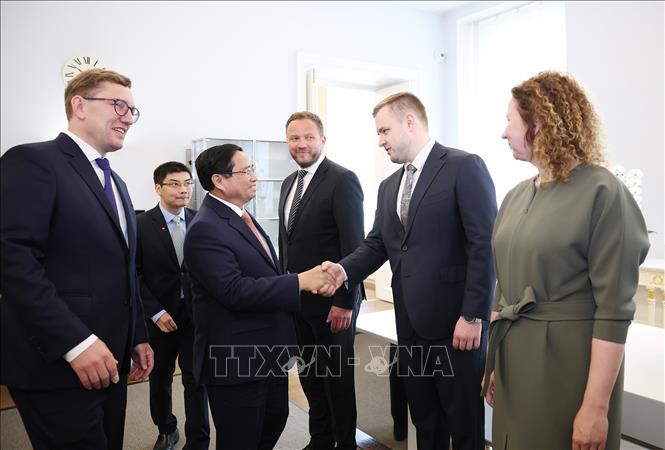 Thủ tướng Cộng hòa Estonia Kristen Michal giới thiệu với Thủ tướng Phạm Minh Chính thành viên đoàn Estonia. Ảnh: Dương Giang-TTXVN 
