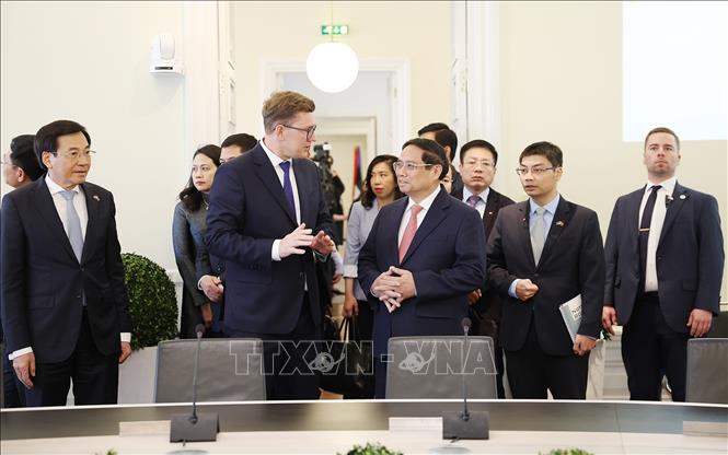 Thủ tướng Cộng hòa Estonia Kristen Michal giới thiệu với Thủ tướng Phạm Minh Chính Văn phòng làm việc của Chính phủ. Ảnh: Dương Giang-TTXVN 
