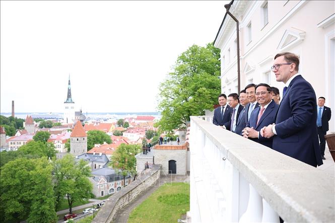 Thủ tướng Cộng hòa Estonia Kristen Michal giới thiệu với Thủ tướng Phạm Minh Chính không gian Phủ Thủ tướng. Ảnh: Dương Giang-TTXVN 
