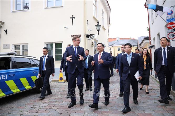 Thủ tướng Phạm Minh Chính và Thủ tướng Estonia Kristen Michal đi bộ trong khu phố cổ Tallinn. Ảnh: Dương Giang-TTXVN 
