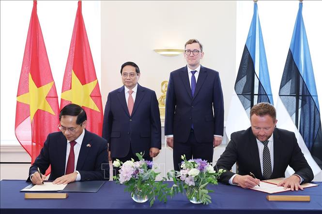 Thủ tướng Phạm Minh Chính và Thủ tướng Estonia Kristen Michal chứng kiến lễ ký Bản ghi nhớ về hợp tác giữa Bộ Ngoại giao hai nước. Ảnh: Dương Giang-TTXVN 
