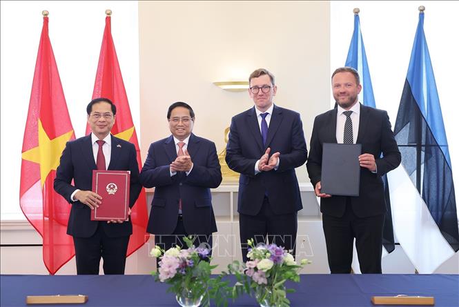 Thủ tướng Phạm Minh Chính và Thủ tướng Estonia Kristen Michal chứng kiến lễ ký Bản ghi nhớ về hợp tác giữa Bộ Ngoại giao hai nước. Ảnh: Dương Giang-TTXVN 

