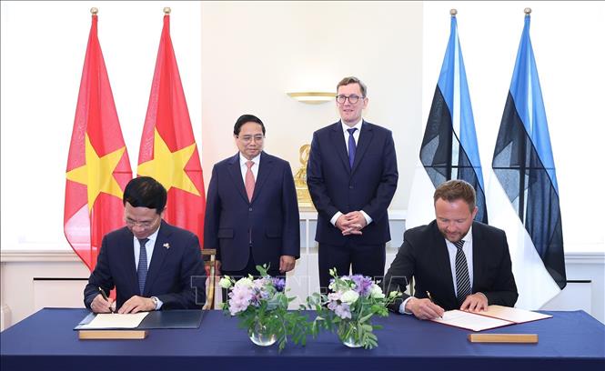Thủ tướng Phạm Minh Chính và Thủ tướng Estonia Kristen Michal chứng kiến lễ ký Bản ghi nhớ về hợp tác chuyển đổi số và kinh tế số giữa Bộ Khoa học và Công nghệ Việt Nam với Bộ Tư pháp và Chuyển đổi số Estonia. Ảnh: Dương Giang-TTXVN 
