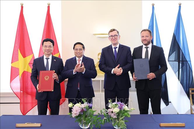 Thủ tướng Phạm Minh Chính và Thủ tướng Estonia Kristen Michal chứng kiến lễ ký Bản ghi nhớ về hợp tác chuyển đổi số và kinh tế số giữa Bộ Khoa học và Công nghệ Việt Nam với Bộ Tư pháp và Chuyển đổi số Estonia. Ảnh: Dương Giang-TTXVN 
