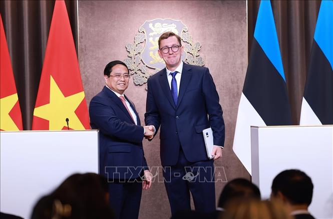 Thủ tướng Phạm Minh Chính và Thủ tướng Estonia Kristen Michal tại cuộc họp báo sau hội đàm. Ảnh: Dương Giang-TTXVN
