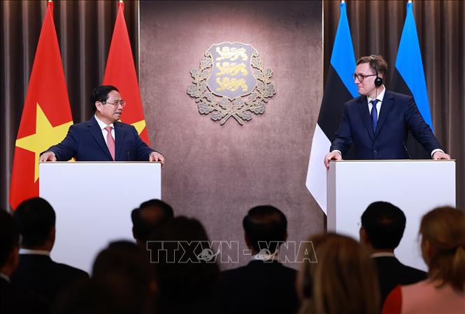 Thủ tướng Phạm Minh Chính và Thủ tướng Cộng hòa Estonia Kristen Michal phát biểu tại cuộc họp báo sau hội đàm. Ảnh: Dương Giang-TTXVN
