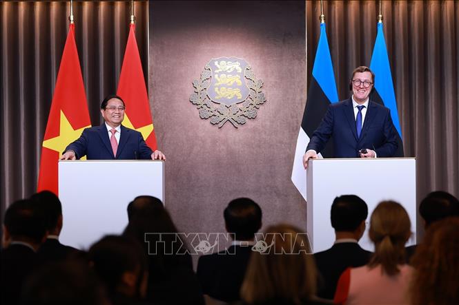 Thủ tướng Phạm Minh Chính và Thủ tướng Cộng hòa Estonia Kristen Michal phát biểu tại cuộc họp báo sau hội đàm. Ảnh: Dương Giang-TTXVN
