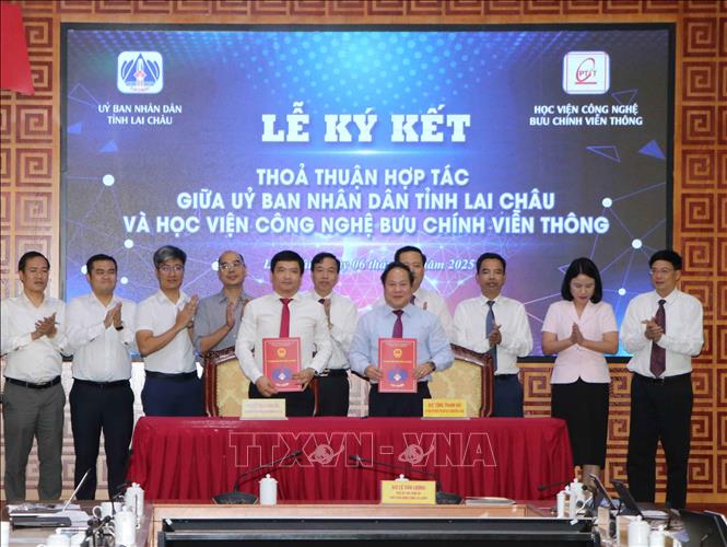 Lai Châu và Học viện Công nghệ Bưu chính Viễn thông ký kết, hợp tác về công nghệ số. Ảnh: Nguyễn Oanh-TTXVN