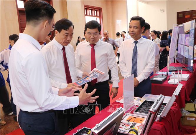 Đại biểu tham quan các ứng dụng công nghệ số của Học viện Công nghệ Bưu chính Viễn thông. Ảnh: Nguyễn Oanh-TTXVN
