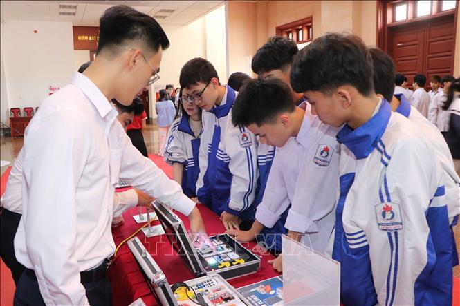Học sinh Lai Châu tham quan các ứng dụng công nghệ số của Học viện Công nghệ Bưu chính Viễn thông. Ảnh: Nguyễn Oanh-TTXVN