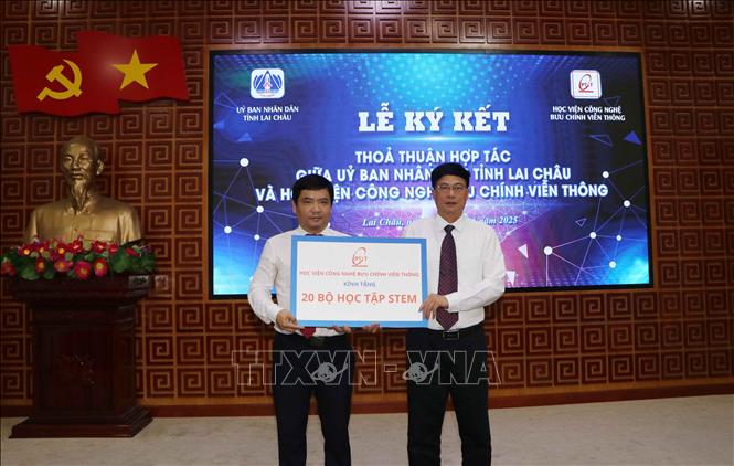 Học viện Công nghệ Bưu chính Viễn thông tặng 20 bộ sách học tập STEM cho các trường học tại Lai Châu. Ảnh: Nguyễn Oanh-TTXVN