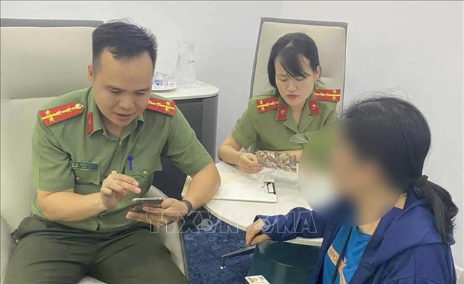 Cán bộ Phòng An ninh mạng và phòng chống tội phạm sử dụng công nghệ cao giải thích cho bà B về thủ đoạn của các đối tượng lừa đảo. Ảnh: TTXVN phát
