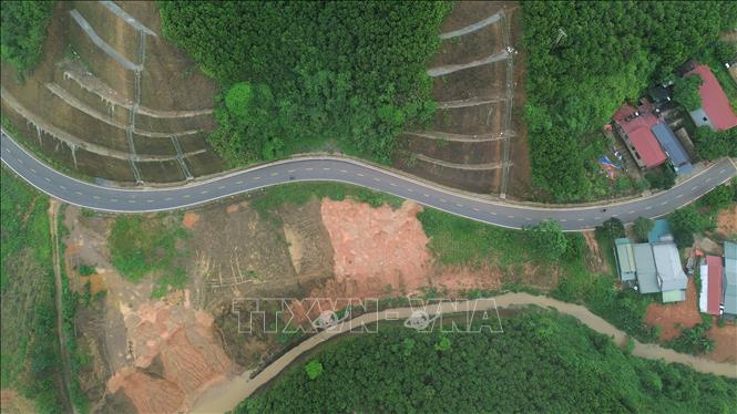 Tuyến đường chạy men theo núi và sông Thia, huyện Văn Yên, tỉnh Yên Bái. Ảnh: Quốc Khánh - TTXVN