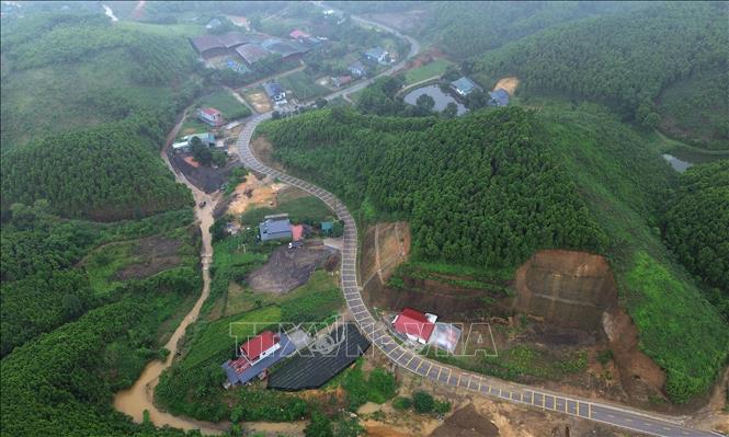 Tuyến đường đi qua khu dân cư, góp phần thúc đẩy phát triển kinh tế và nhu cầu đi lại của người dân khu vực thuộc huyện Văn Yên, tỉnh Yên Bái. Ảnh: Quốc Khánh - TTXVN