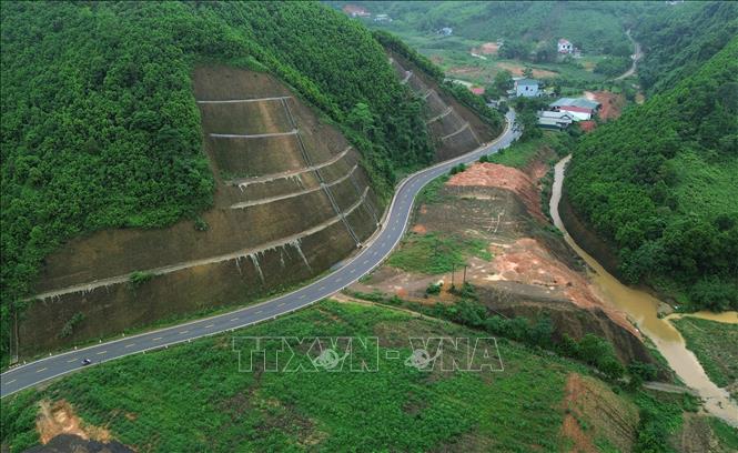 Đoạn qua huyện Văn Yên, tỉnh Yên Bái đã hoàn thành và đưa vào sử dụng. Ảnh: Quốc Khánh - TTXVN