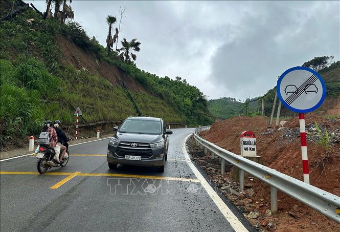 Gói thầu số 2 đi qua các huyện, thị xã thuộc tỉnh Yên Bái có nhiều đoạn đã xong, gắn biển báo an toàn giao thông và đưa vào sử dụng. Ảnh: Quốc Khánh - TTXVN