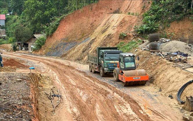 Nhà thầu đẩy nhanh tiến độ thi công đoạn qua xã Mỏ Vàng, huyện Văn Yên, tỉnh Yên Bái trước khi vào mùa mưa. Ảnh: Quốc Khánh - TTXVN