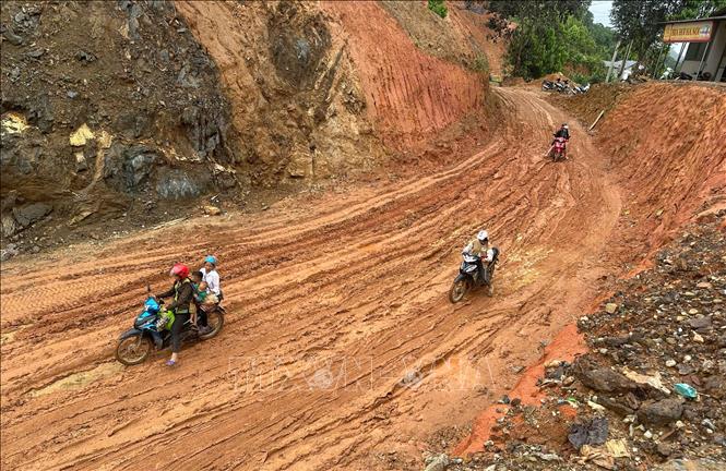 Nhiều đoạn trên tuyến thi công khó khăn do vướng công tác giải phóng mặt bằng. Ảnh: Quốc Khánh - TTXVN