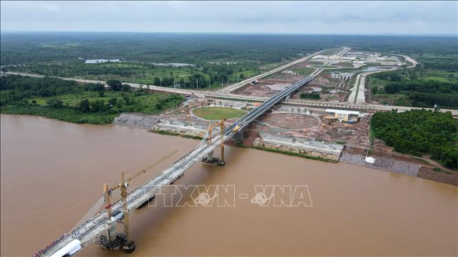 Cầu Hữu nghị Lào - Thái Lan số 5 là dự án có ý nghĩa lớn trong việc thúc đẩy hợp tác phát triển hạ tầng giao thông, đặc biệt là việc xây dựng các tuyến đường và cầu vượt sông theo hành lang kinh tế Đông - Tây đi qua Lào. Ảnh: Đỗ Bá Thành - PV TTXVN tại Lào