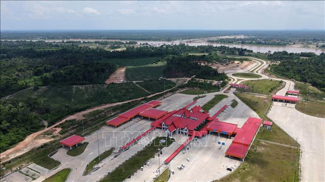 Hiện nay, khu vực cửa khẩu nối đôi bờ Mekong này đang dần hiện lên như một trung tâm giao thương mới, đầy tiềm năng trong bản đồ kinh tế khu vực. Ảnh: Đỗ Bá Thành - PV TTXVN tại Lào