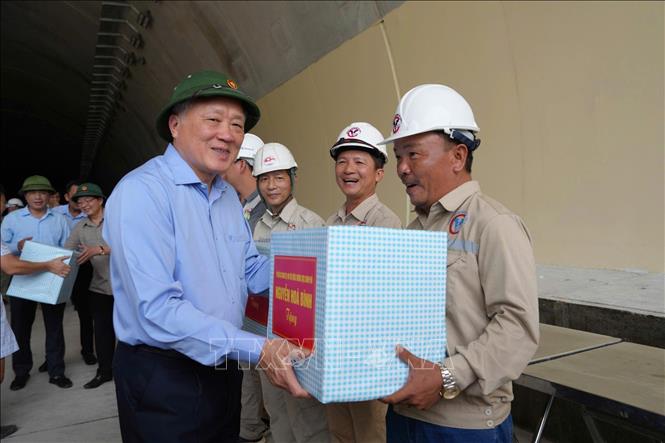 Phó Thủ tướng Thường trực Nguyễn Hòa Bình tặng quà cho công nhân đang thi công tại hầm Sơn Triệu (Thị xã An Nhơn, Bình Định). Ảnh: Sỹ Thắng-TTXVN