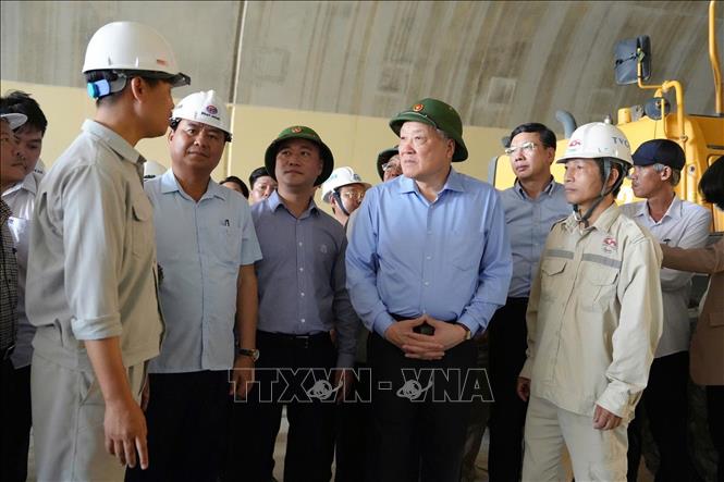 Các đơn vị báo cáo tiến độ thi công với Phó Thủ tướng Thường trực Nguyễn Hòa Bình. Ảnh: Sỹ Thắng-TTXVN