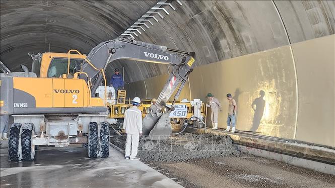 Đổ bê tông đoạn cuối cùng của hầm Sơn Triệu, thị xã An Nhơn, tỉnh Bình Định. Ảnh: Sỹ Thắng-TTXVN