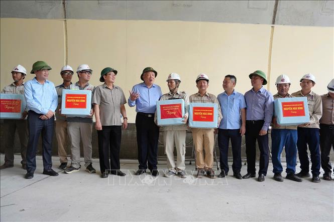 Phó Thủ tướng Thường trực Nguyễn Hòa Bình tặng quà cho công nhân đang thi công tại hầm Sơn Triệu (Thị xã An Nhơn, Bình Định). Ảnh: Sỹ Thắng-TTXVN