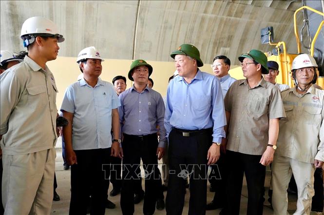 Các đơn vị báo cáo tiến độ thi công với Phó Thủ tướng Thường trực Nguyễn Hòa Bình.  Ảnh: Sỹ Thắng-TTXVN