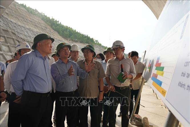 Các đơn vị báo cáo tiến độ thi công với Phó Thủ tướng Thường trực Nguyễn Hòa Bình.  Ảnh: Sỹ Thắng-TTXVN