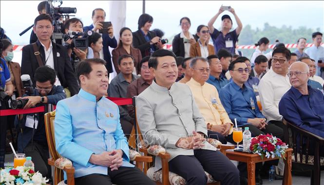 Phó Thủ tướng Lào Saleumxay Kommasith (phải) và Phó Thủ tướng kiêm Bộ trưởng Bộ Giao thông Thái Lan Souriya Cheungrungreungkit tham dự sự kiện. Ảnh: Xuân Tú - PV TTXVN tại Lào