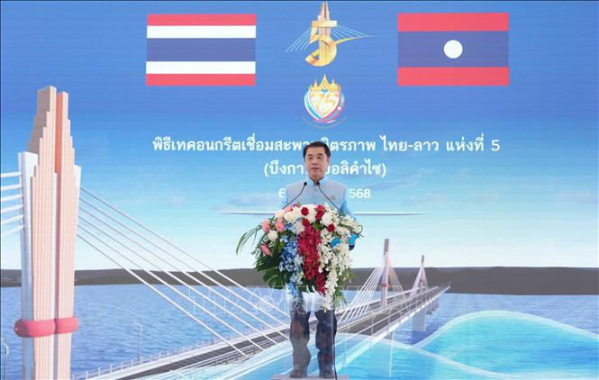 Phó Thủ tướng kiêm Bộ trưởng Bộ Giao thông Thái Lan Souriya Cheungrungreungkit phát biểu. Ảnh: Xuân Tú - PV TTXVN tại Lào