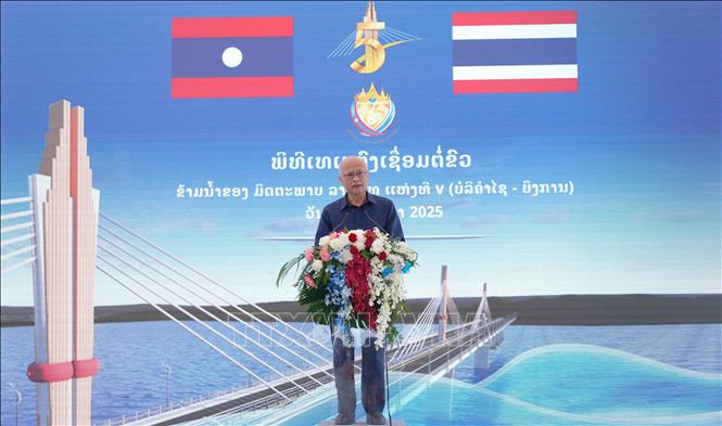 Bộ trưởng Bộ Công chính và Vận tải Lào Ngamprasong Muangmani phát biểu. Ảnh: Xuân Tú - PV TTXVN tại Lào