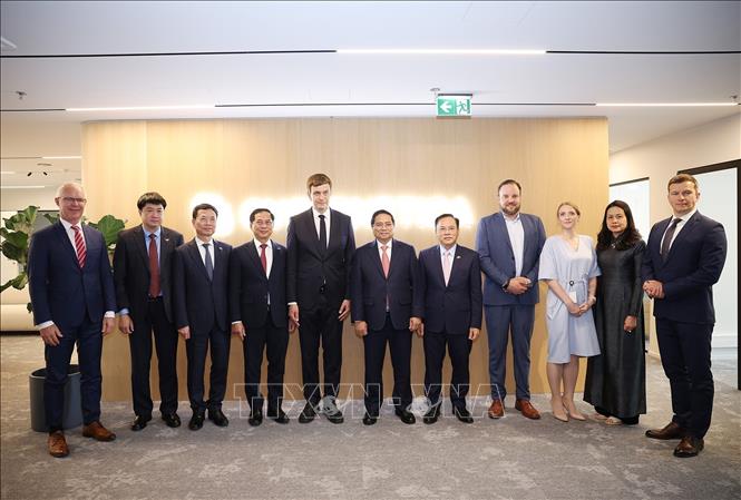 Thủ tướng Phạm Minh Chính với lãnh đạo Công ty Cybernetica, Estonia. Ảnh: Dương Giang-TTXVN 
