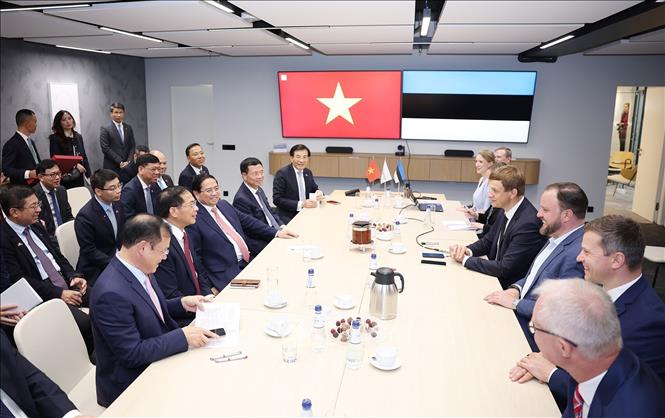 Thủ tướng Phạm Minh Chính thăm Công ty Cybernetica, Estonia. Ảnh: Dương Giang-TTXVN 
