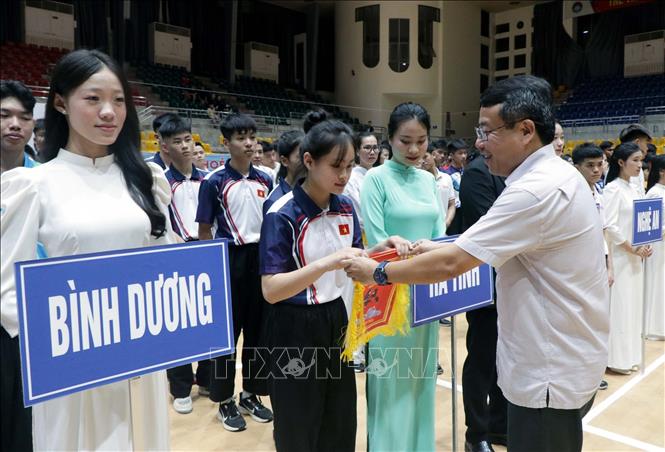Phó Chủ tịch tỉnh Hà Tĩnh Dương Tất Thắng trao cờ lưu niệm cho các đoàn. Ảnh: Công Tường-TTXVN
