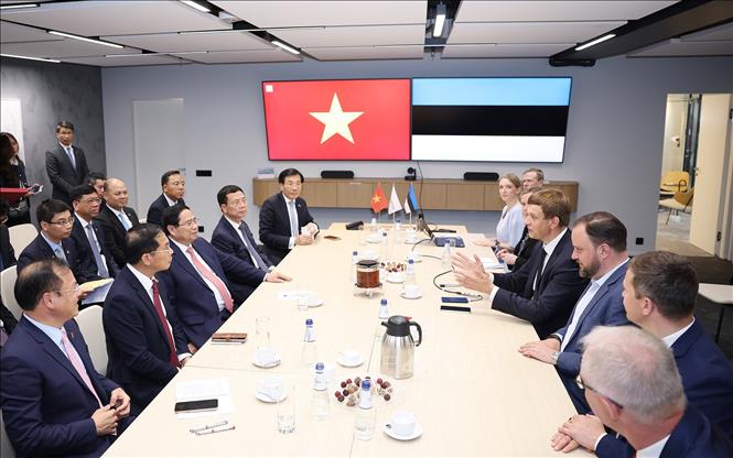 Thủ tướng Phạm Minh Chính thăm Công ty Cybernetica, Estonia. Ảnh: Dương Giang-TTXVN 
