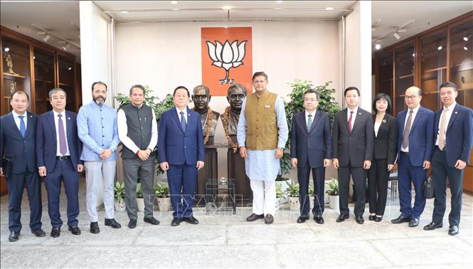 Trưởng Ban Tuyên giáo và Dân vận Trung ương Nguyễn Trọng Nghĩa và Phó Chủ tịch đảng BJP Jay Panda chụp ảnh lưu niệm với các đại biểu tại trụ sở Đảng Nhân dân Ấn Độ (BJP). Ảnh: Quang Trung - P/v TTXVN tại New Delhi.
