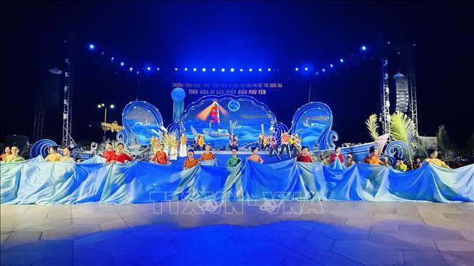 Các tiết mục được thể hiện trên nền nhạc điện tử và không gian 3D. Ảnh: Tường Quân - TTXVN