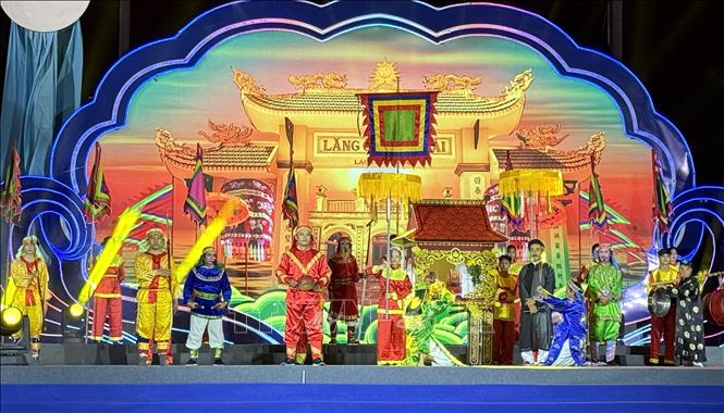 Một tiết mục trong chương trình Trình diễn Lễ hội cầu ngư. Ảnh: Tường Quân - TTXVN