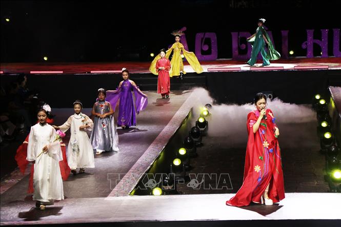Đêm hội áo dài Huế là sự kết hợp giữa trình diễn áo dài và nghệ thuật đương đại. Ảnh: Tường Vi – TTXVN. 